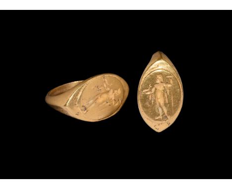 1st century BC. A gold finger ring comprising a keeled D-section hoop and flared shoulders, scaphoid bezel with discoid plaqu