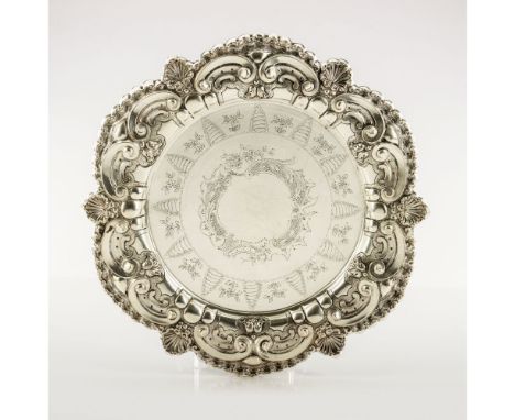 A salverSilver 833/000Shells and scrolls reliefs decorationOporto hallmark (1938-1984)(signs of wear)Diam.: 45 cm861 g