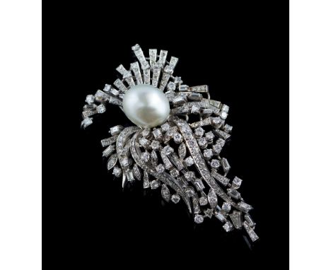 A broochGold 375/000Set with baroque pearl, 5 triangle cut and trapeze cut diamonds, 22 baguette cut diamonds, 167 8/8 cut an