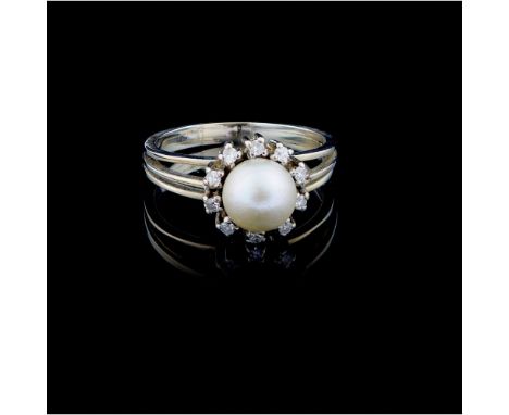 A ringWhite gold 800/000Set with cultured pearl (7,7 mm) and 10 8/8 cut diamonds totalling approximately 0,20 ct.Oporto hallm