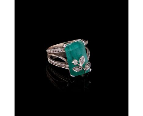 A ringGoldSet with emerald, 31 8/8 cut and 1 brilliant cut diamond totalling approximately 0,30 ct.Unmarked(signs of wear)Med