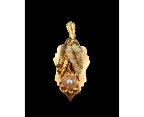 A pendantTricoloured 800/000 goldChiselled decoration set with pearlAssay-mark Joaquim António Soares (2nd-half of 19th centu