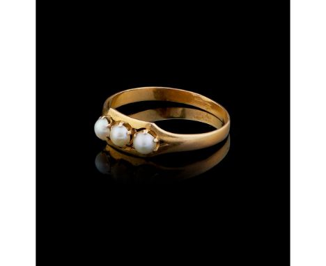 A ringGoldSet with natural demi-pearlsLisbon hallmark (1887-1937)In its case(signs of wear)Med. 15 (EU)1,5 g