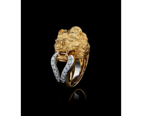 A lion shaped ringGold 750/000Set with 16 brilliant cut diamonds totalling approximately 0,50 ct.20th / 21st centuryPost-2021