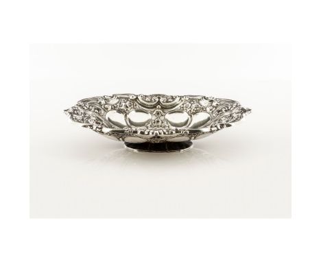 An oval fruit bowlSilver 833/000João V style shells and winglets reliefs decorationOporto hallmark (1938-1984)38x27,5 cm498 g