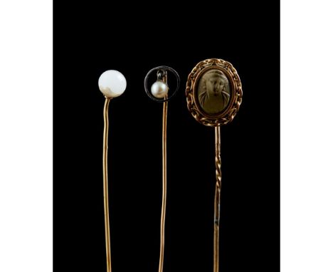 Three tie pinsGilt metal, gold 800/000 and silverSet with female figure cameo, and faux and natural pearlOne pin with Oporto 