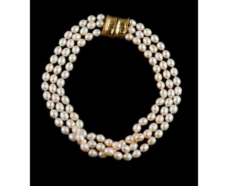 A pearl necklaceComprising of 3 fresh water pearls strandsGold clasp    750/000Post-2021 hallmark, signed Fiorini(signs of we