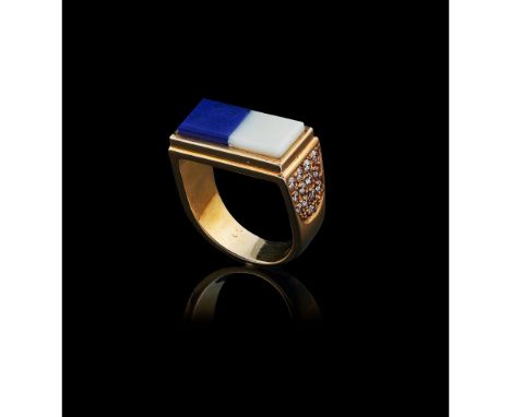 A commemorative ring for the Dukes of Braganza weddingGold 800/000Surmounted by mediterranean coral and lapis lazuli plaqueFl