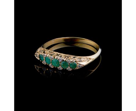 A ringGoldSet with 5 brilliant cut emeralds and 10 brilliant cut diamonds totalling approximately 0,10 ct.Mid-20th centuryUnm