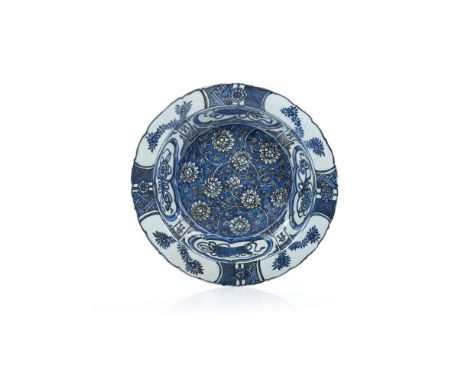 A Kraak basinChinese export porcelainBlue underglaze decoration of foliage motifs and precious objectsMing dynasty, Wanli rei