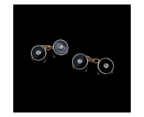 A pair of cufflinksGold 800/000 and platinumApplied onyx plaques and 4 brilliant cut diamonds totalling approximately 0,30 ct