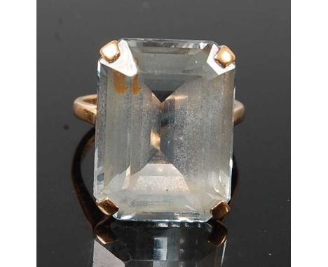 A 9ct yellow gold synthetic spinel dress ring, the rectangular cut synthetic spinel measuring approx 20 x 14.9 x 8.2mm, weigh