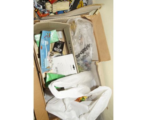 Various collectors figures, collectables, etc, to include Wallace and Gromit toothbrush holder, Typhoo tea figures, boxed Lor