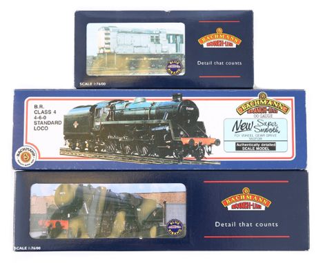3 Bachmann Model Railways OO gauge locomotives. A WD 2-8-0 Austerity class tender locomotive (32-252) RN 90445 in unlined bla