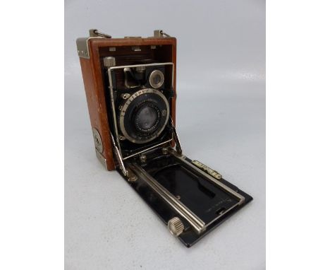 Carl Zeiss wooden and leather cased camera, the leather inscibed Zeiss IKON. The COMPUR lens marked Carl Zeiss Jena Nr. 17970