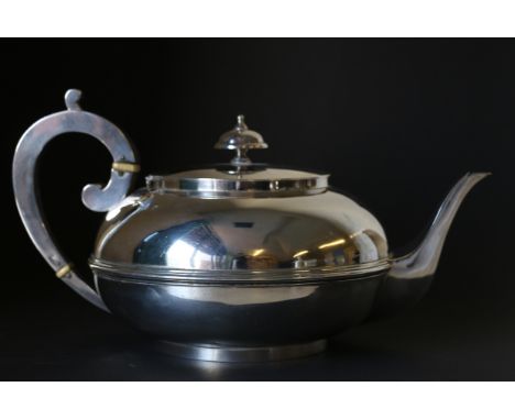 Edwardian silver teapot of plain compressed shape with moulded girdle, by Elkington, Edinburgh, 1904, 27oz