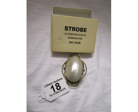 Victorian mother-of-pearl set brooch