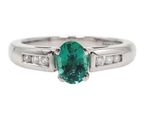 18ct white gold oval emerald ring, with round brilliant cut diamond shoulders, emerald approx 1 carat Condition Report Click 