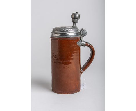 Walzenkrug (18./19. Jh.), brauner Scherben m. glänzender Glasur, Zinndeckel, H. ca. 20 cm.Sprung.