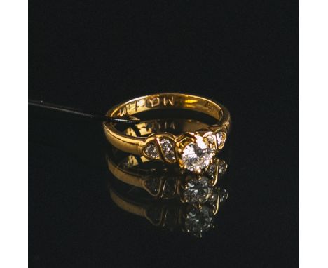 Ring 750 GG, Schauseite mit 7 Brill., mittl. m. ca. 0.30 ct, seitl. m. zus. ca. 0.16 ct.,insg. ca. 0.46 ct, diese in sehr hoh