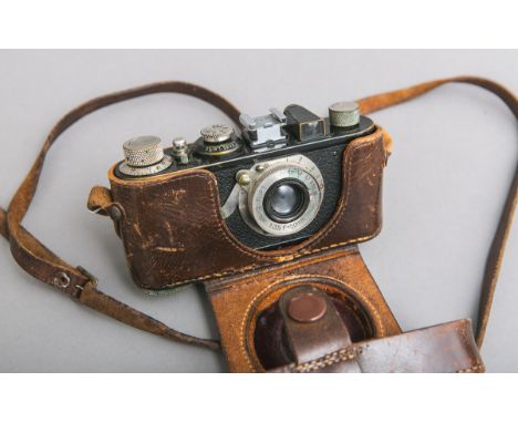 Kamera (Leica, Ernst Leitz, Wetzlar), D.R.P., Mod. IA, Nr. 9759, Obj. Elmar, 1:3,5F / 50mm, Analogkamera, m. orig. Lederetui.