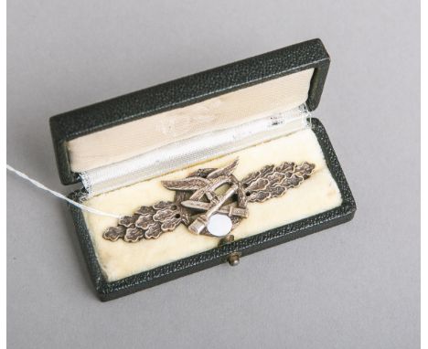Nahkampfspange der Luftwaffe, in silberner Ausführung, Buntmetall, m. breiter Nadel, inorig. Etui. (3189)