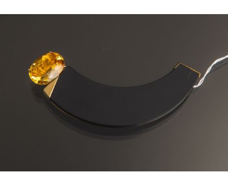 Massive Brosche 585 GG, besetzt m. mattschwarzem Onyx u. 1 Citrin (ca. 18,5 x 13,5 cm), L.ca. 9 cm, gestempelt: Feingehalt, G