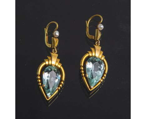 Paar Ohrhänger 585 GG (Art déco), je besetzt m. 1 tropfenförmig geschl. Aquamarin (L. ca.18 mm) u. kl. Perle, L. Ohrhänger ge