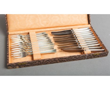 23-teiliges Konvolut von Besteck (WMF, Art déco, 30er J.), bestehend aus: 11x kl. Gabel u.12x kl. Messer, 90er Auflage, Entw.