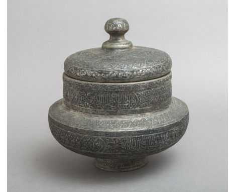 Deckelgefäß (orientalisch), Metall m. umlaufendem Reliefdekor, Dm. ca. 30 cm, H. ca. 33cm.