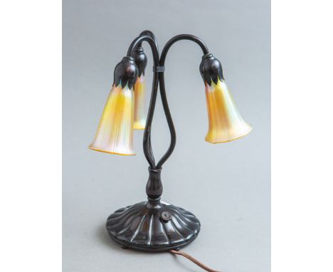 Tischlampe (Buffalo, USA, 20. Jh.), Messinggehäuse (braun), dreipassig gearb. Leuchterarmin Form einer Blütendolde, m. 3 iris