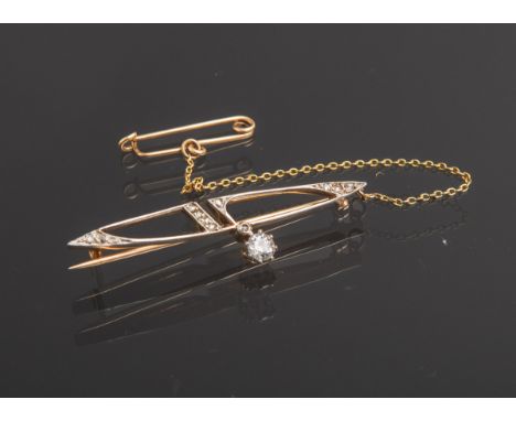 Stabbrosche Platin und GG, besetzt m. 1 Diamant im Brillantschliff (Übergangsschliff) vonca. 0.23 ct u. weiteren kl. Diamante