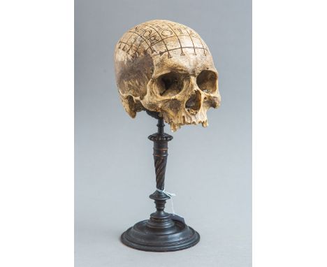 Totenschädel auf Standfuß (alpenländisch, unbekanntes Alter), Homo sapiens, Volkskunst,Memento mori Motiv, d. Schädeldecke m.