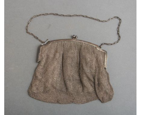 Kleine Kettentasche 800 Silber (um 1900), innen m. Stoffausstattung, gestempelt:Feingehalt, Gewicht ca. 255 g.