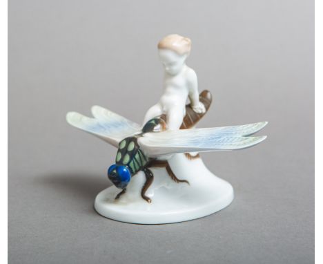 Porzellanfigur "Gleitflug" (Rosenthal), auf Libelle reitender Putto, polychromeUnterglasurbemalung, Ovalsockel, Mod.-Nr. K354