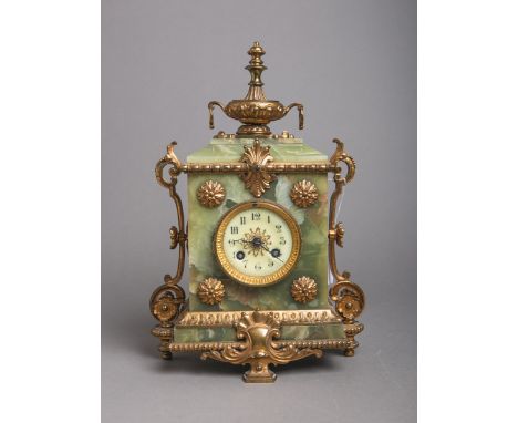Pendule (Historismus, 19./20. Jh.), Uhrenkörper aus grünem Onyx, Metall- /Messingmontierung, Email-Zifferblatt m. arab. schwa