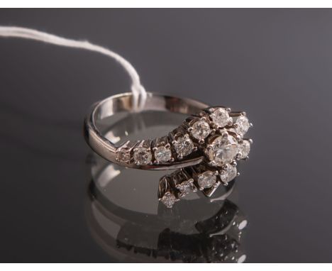 Damenring 585 WG, besetzt m. 13 Diamanten im Brillantschliff von zus. ca. 0.72 ct/vs2/I-J,gestempelt: Feingehalt, Ringgröße: 