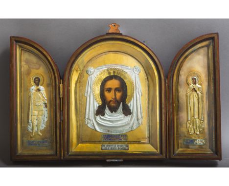 Reise-Ikone als Triptychon (Russland, um 1900), 3 Felder, Malerei m. aufgelegterMetallrissa, d. Rahmen Messing vergoldet, in 