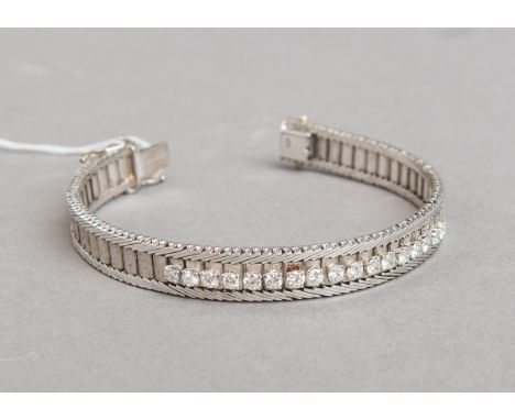 Armband mit Brillantbesatz 750 WG (70er J.), besetzt m. 17 Brillanten à 0.10 ct (1.7 ct),gestempelt: Feingehalt, Gr. ca. L: 1