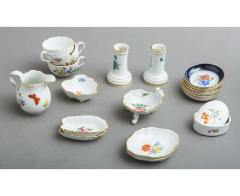 19-teiliges Konvolut von kleinen Porzellanteilen (Meissen, 1. u. 2. Wahl), bestehend aus:3x Tassen, 1x Sahnegießer, 1x Dose, 