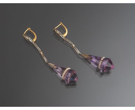 Paar Ohrhänger mit Amethyst-Anhänger (Art déco), Platin u. GG, d. Anhänger mit umlaufendemPerlenband, L. gesamt ca. 6 cm, Gew