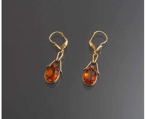 Paar Ohrhänger 585 GG, je besetzt m. 1 wohl dunklem Citrin (ca. 10,5 x 7 mm), L. gesamtca. 39 mm, gestempelt: Feingehalt, Gew