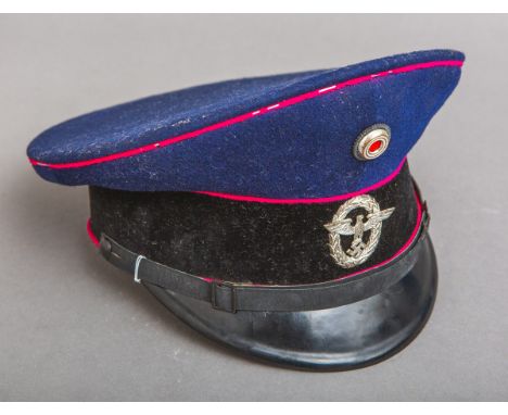 Polizei Schirmmütze für einen Angehörigen der Freiwilligen Feuerwehr (Drittes Reich),Fertigung aus blauem Tuch, rote Paspelie