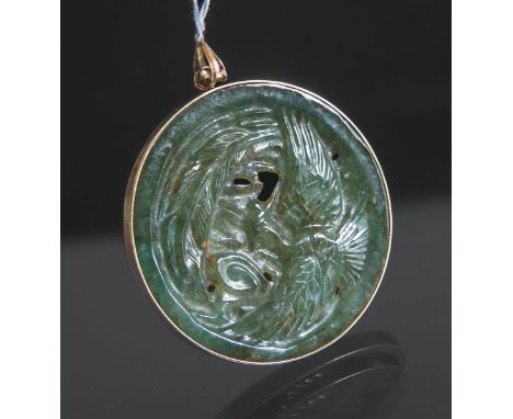 Runder Anhänger Jade mit 585 GG Fassung, Dm. ca. 5,5 cm, reliefierte Jadescheibe m.Vogelmotiv, gestempelt: Feingehalt.