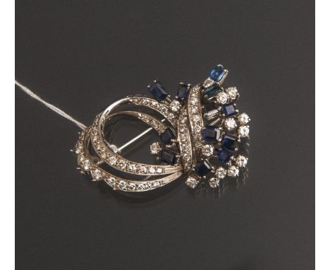 Brosche mit Edelsteinbesatz 750 WG, besetzt m. Saphiren im Tafel- u. Baguetteschliff, dazuBesatz von Diamanten im Brillantsch