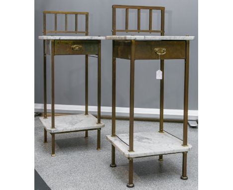 Paar Beistellschränke / Nachtschränke (1910/20er Jahre, Art déco, Bauhaus), Messingrohr u.weißer Marmor, Gr. ca. 100 x 41 x 3
