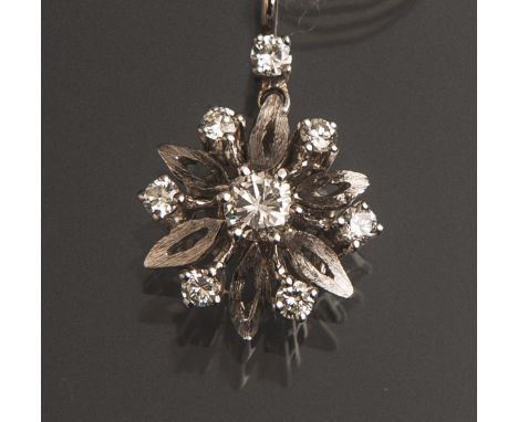Anhänger 585 WG, ausgefasst m. 8 Diamanten im Brillantschliff von zus. ca. 0.55 ct,Mittelstein ca. 0.25 ct, im hohen Farb- u.