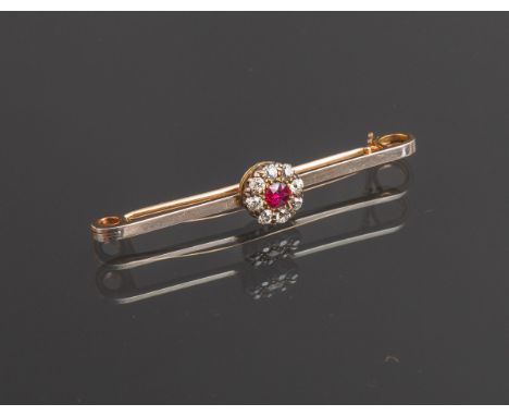 Stabbrosche mit Edelsteinbesatz 375 GG, besetzt m. mittig 1 Rubin u. kl. Diamanten im OldEuropean Cut, L. ca. 4,5 cm, gestemp