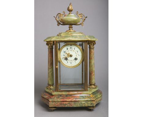 Pendule / Glaskäfiguhr (AD. Mougin, Historismus, Frankreich, 19./20. Jh.), Uhrenkörper ausgrünem Onyx, Metall- / Messingmonti