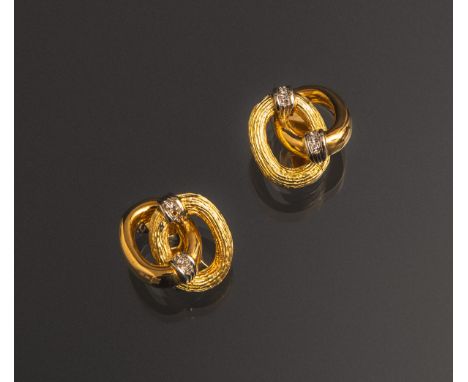 Paar Ohrclips 750 GG/WG, besetzt m. kl. Diamanten im Brillantschliff von zus. ca. 0.12 ct,gestempelt: Feingehalt, Gewicht ca.